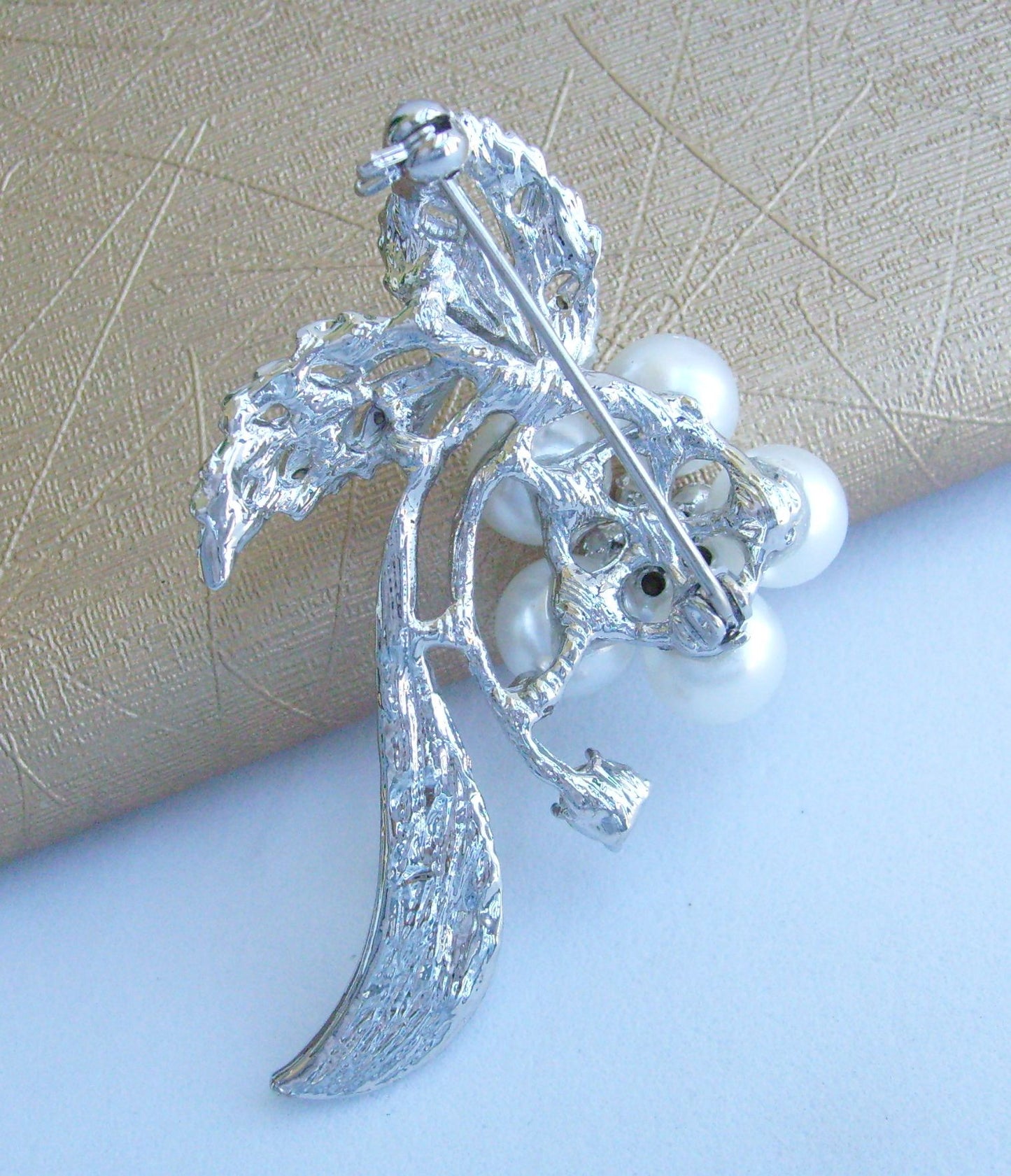 Sindary Costume Jewelry Wedding Flower Brooch Pin Pearl Rhinestone Crystal SP02609C1