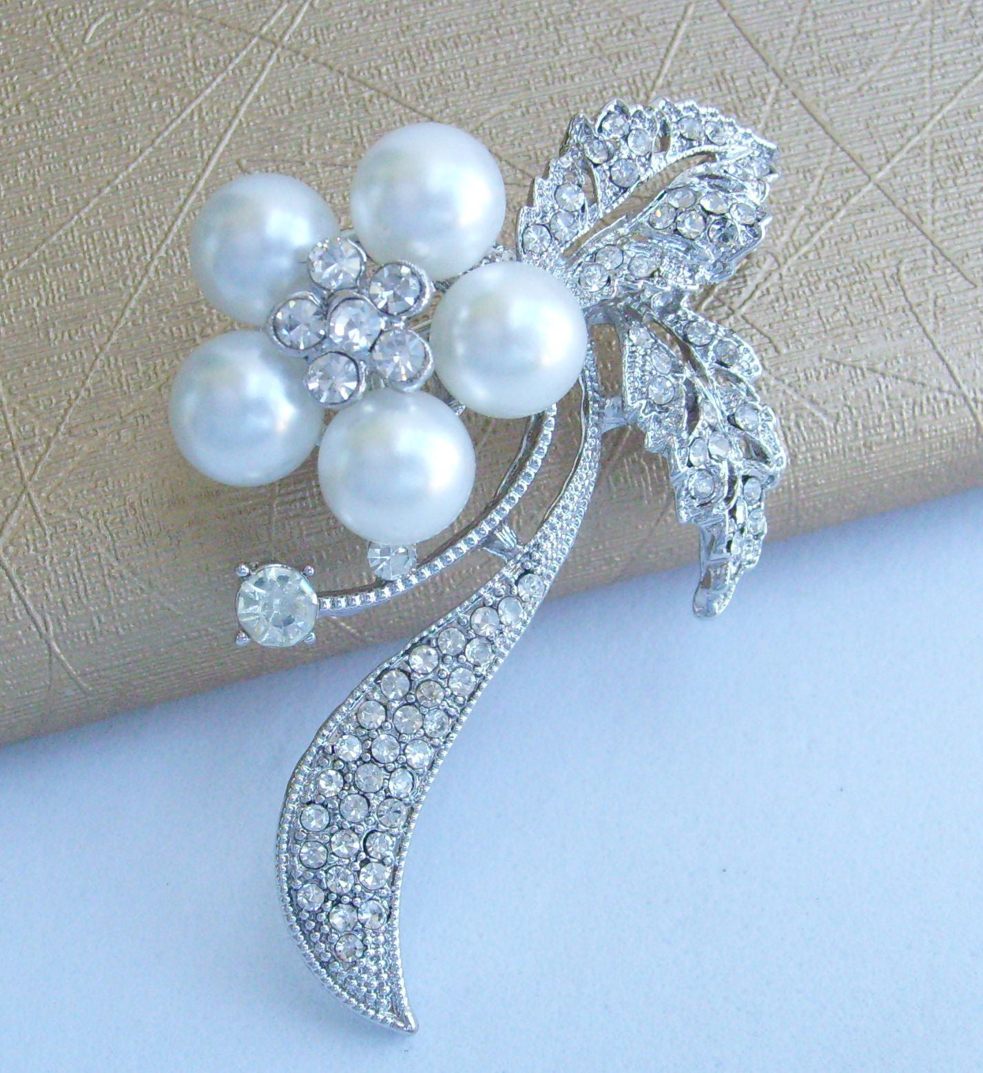 Sindary Costume Jewelry Wedding Flower Brooch Pin Pearl Rhinestone Crystal SP02609C1